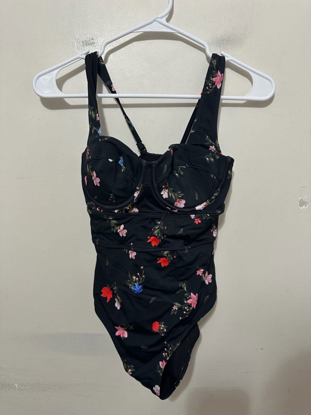 UNE Piece Black Floral Underwire One-Piece Swimsuit Women’s Size 4